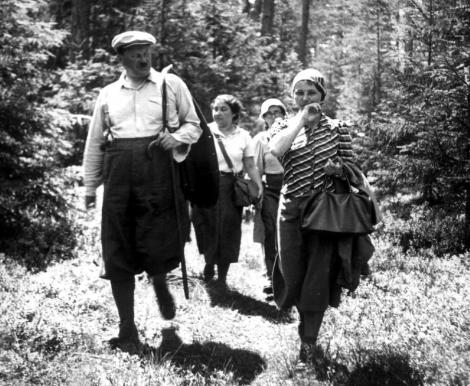 Zdjęcie nr 5 (8)
                                	                                   Władysław Szafer w czasie wycieczki botanicznej ze studentami i współpracownikami.
Lata trzydzieste XX w.
                                  